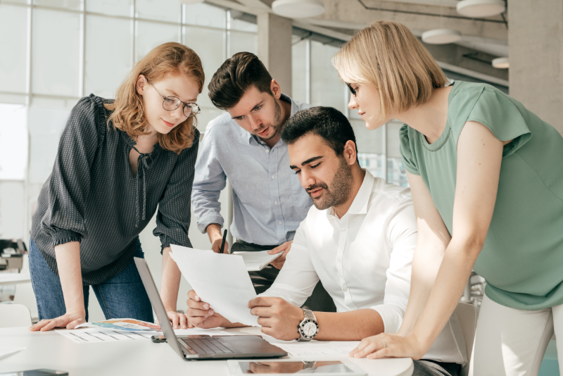 Alguém mostrando resultados na tela