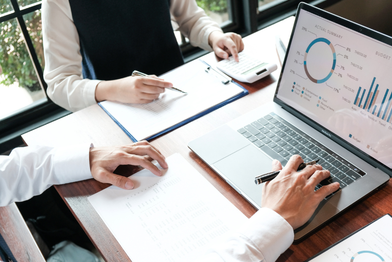 Gráficos em um notebook representando crescimento financeiro