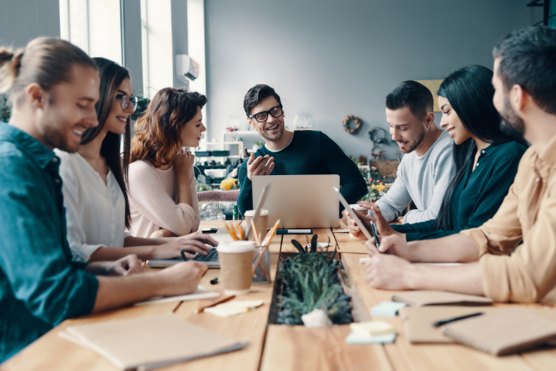 Pessoas reunidas no escritório discutindo estratégias de negócios