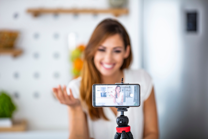 Pessoa se gravando tipo youtuber produzindo conteúdo digital